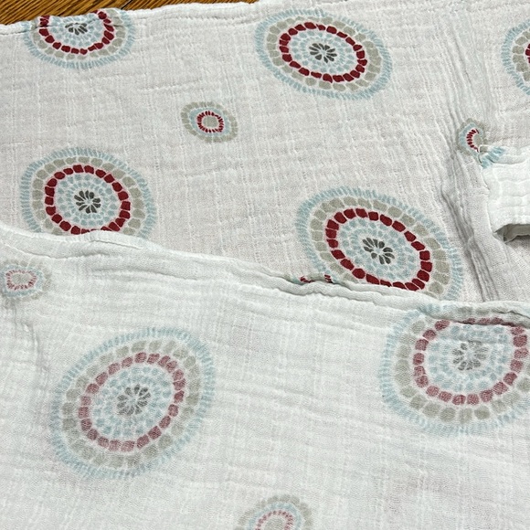 Aden + Anais muslin cover, snaps on car seat handle to drape over baby. - Picture 5 of 6